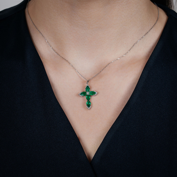Золотое колье с бриллиантами и изумрудами в форме креста TMHPE-W