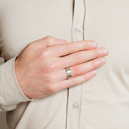 Золотое обручальное мужское кольцо с сапфиром Amore Infinito 310-000-1543